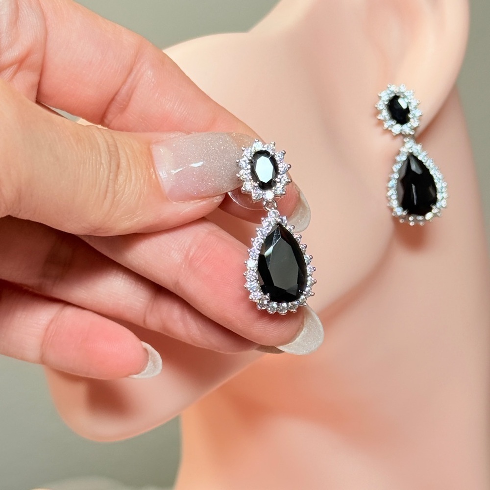 ⚜️ Chic Black and Silver Teardrop Earrings - Picture 6 of 8